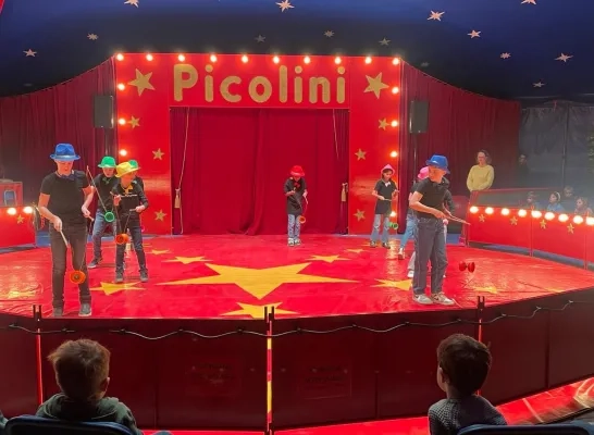 Clowns en acrobaten in circus Berlarini | RTV